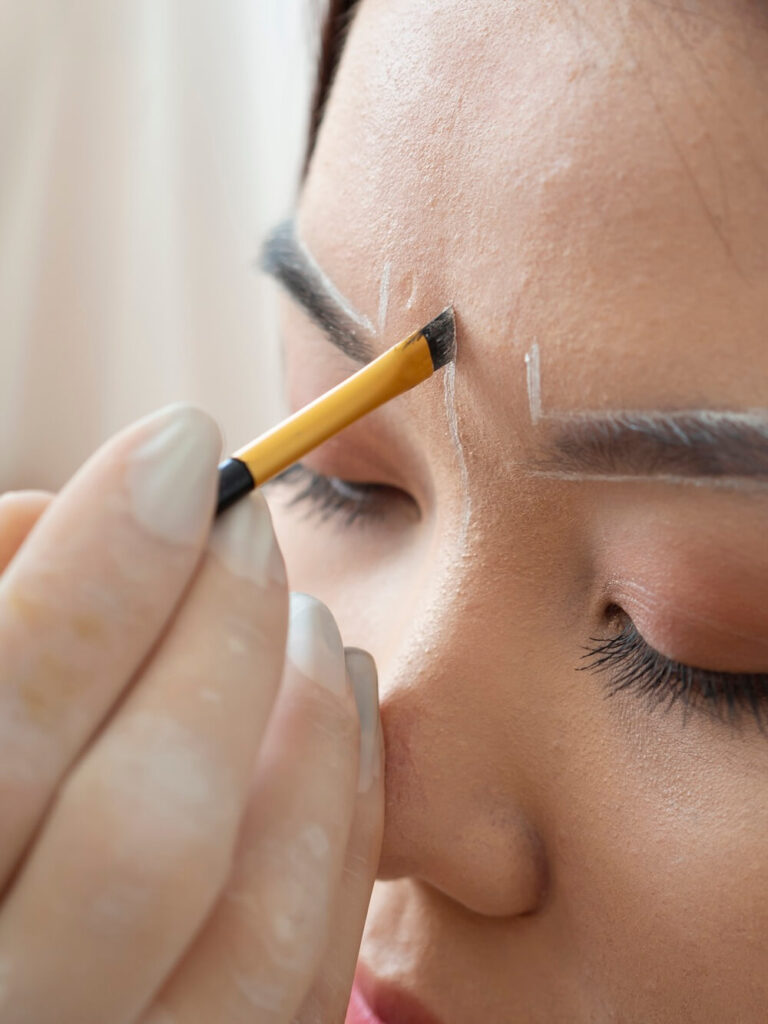 women-having-eyebrows