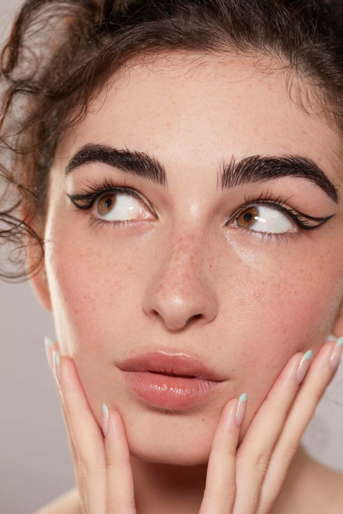 beautiful-woman-with-black-eyeliner-browlovers